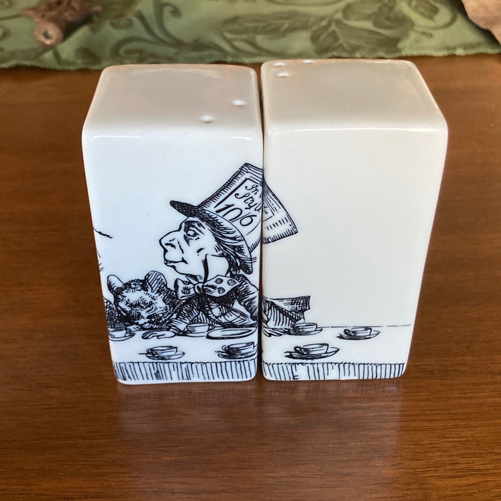 Fish’s Eddy 2009 Tenniel Alice in Wonderland Mad Hatter Salt/Pepper Shakers Mint